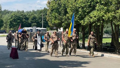 "Дякуємо йому за те, що він нас захищав". У Сумах в останню путь провели загиблого військовослужбовця Максима Литовченка "Дякуємо йому за те, що він нас захищав". У Сумах в останню путь провели загиблого військовослужбовця Максима Литовченка