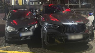 Автомобілі на вулиці Морозній