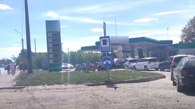 На автозаправках Тернополя люди годинами стоять у чергах На автозаправках Тернополя люди годинами стоять у чергах
