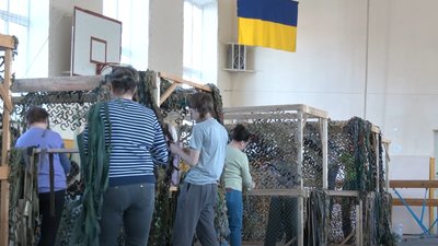 У Черкасах волонтери створюють маскувальні "вдяганки" для військових У Черкасах волонтери створюють маскувальні "вдяганки" для військових