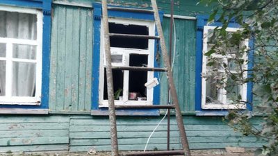 Дірки у стінах та вибиті шибки. Наслідки обстрілу села Волфине на Сумщині Дірки у стінах та вибиті шибки. Наслідки обстрілу села Волфине на Сумщині
