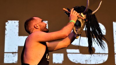 Сергій Строян з символом гурту — маскою "Козамонстра". Фото з архіву Сергія Сергій Строян з символом гурту — маскою "Козамонстра". Фото з архіву Сергія