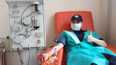 Карантин не став на заваді: херсонські патрульні здають кров Карантин не став на заваді: херсонські патрульні здають кров