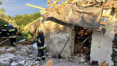 Нічний обстріл Нікополя: рятувальники дістали з-під завалів тіла двох людей
