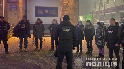Планували потрапити до ЄС: вісьмох іноземців виявили правоохоронці на Закарпатті Планували потрапити до ЄС: вісьмох іноземців виявили правоохоронці на Закарпатті