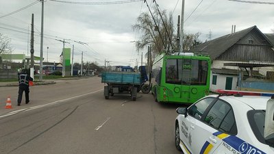 Не дотримався безпечного інтервалу: водій трактора наїхав на тролейбус у Житомирі Не дотримався безпечного інтервалу: водій трактора наїхав на тролейбус у Житомирі