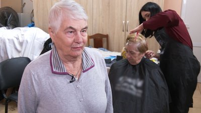 Черкаські студенти-перукарі безкоштовно стрижуть черкаських пенсіонерів Черкаські студенти-перукарі безкоштовно стрижуть черкаських пенсіонерів
