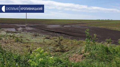 У Новоукраїнському районі потік води змив асфальт з дороги. Затопило міст У Новоукраїнському районі потік води змив асфальт з дороги. Затопило міст