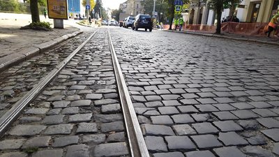 У Львові закрили на ремонт вулицю Бандери: мешканці вимагають залишити бруківку У Львові закрили на ремонт вулицю Бандери: мешканці вимагають залишити бруківку