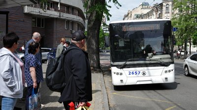 Пасажири очікують на тролейбус у центрі Києва 20 травня 2026 року