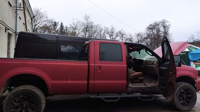 Волонтери американського фонду відправили бійцям позашляховик Волонтери американського фонду відправили бійцям позашляховик