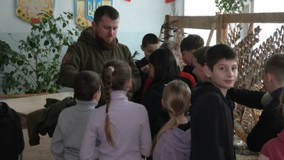 Рівненські нацгвардійці провели заняття для учнів ліцею у селі Грушвиця Перша Рівненські нацгвардійці провели заняття для учнів ліцею у селі Грушвиця Перша