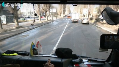 Копи і пожежники перевірили, як у Рівному пропускають спецтранспорт Копи і пожежники перевірили, як у Рівному пропускають спецтранспорт