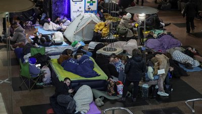 Люди в Києві в метро