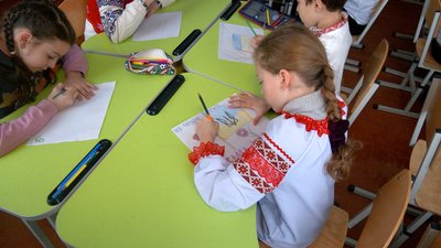 "Віримо у них і будемо підтримувати": як учні та вчителі гімназії на Вінниччині допомагають захисникам "Віримо у них і будемо підтримувати": як учні та вчителі гімназії на Вінниччині допомагають захисникам