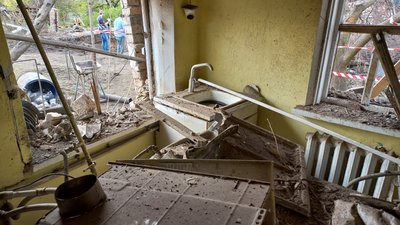 Вибиті вікна, понівечені будинки. Який вигляд має місце падіння уламків ракети РФ у Дніпрі – фоторепортаж