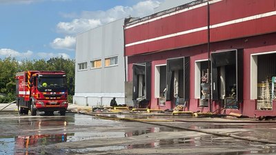 Пожежна машина біля видавництва