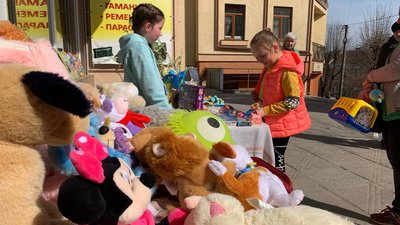 Однокласниця Ольга купує товар у Марічки