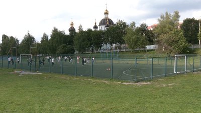 У Рівному пошкодили огорожу спортмайданчика. Скільки коштуватиме ремонт