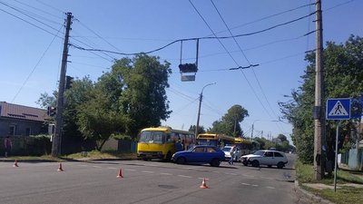 У середмісті Черкас сталася ДТП за участі двох автівок і автобуса. Є травмовані
