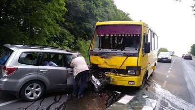 На Львівщині трапилась потрійна ДТП — троє пасажирів маршрутки травмовані