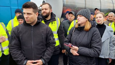 Сергій Деркач звертається до водіїв у пункті пропуску "Корчова, 19 листопада 2023 року Сергій Деркач звертається до водіїв у пункті пропуску "Корчова, 19 листопада 2023 року