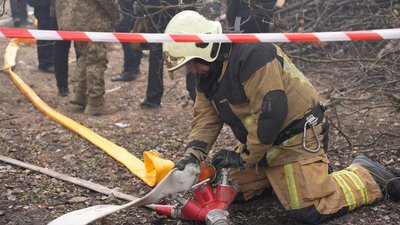 П'ятьох людей діставали із під бетонних плит. Як рятувальники працюють на місці удару “шахеда” у Сумах