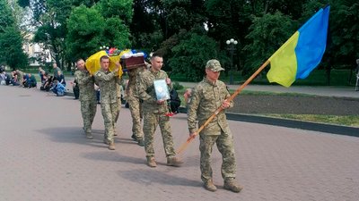 У Чернігові попрощалися з сержантом Олексієм Ялиничем, який загинув на Луганщині У Чернігові попрощалися з сержантом Олексієм Ялиничем, який загинув на Луганщині