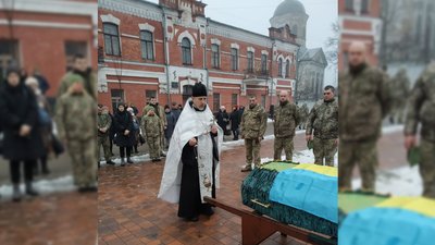 На Чернігівщині поховали трьох бійців, які загинули поблизу Бахмута На Чернігівщині поховали трьох бійців, які загинули поблизу Бахмута