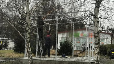 Вулиця 15 квітня у Тернополі, у зеленій зоні встановлюють конструкцію Вулиця 15 квітня у Тернополі, у зеленій зоні встановлюють конструкцію