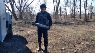"Як не ми, то хто поїде". Історія чернівецького рятувальника, який розміновував будинки на Київщині "Як не ми, то хто поїде". Історія чернівецького рятувальника, який розміновував будинки на Київщині
