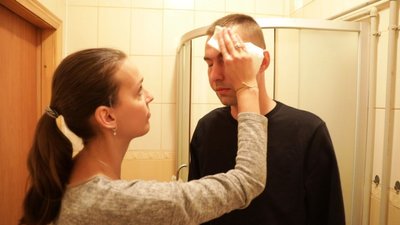 Дружина допомагає бійцю Дружина допомагає бійцю