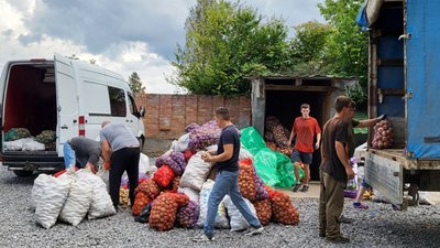 Готує сухі супи та відвозить військовим на передову. Як жителька Хмельниччини створила кулінарний фронт Готує сухі супи та відвозить військовим на передову. Як жителька Хмельниччини створила кулінарний фронт