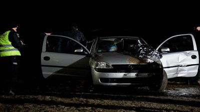 З Десни поблизу Чернігова дістали автівку З Десни поблизу Чернігова дістали автівку