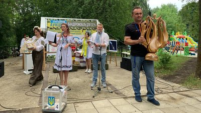 Куплять машини для ЗСУ. У Чернівцях триває благодійний ярмарок Куплять машини для ЗСУ. У Чернівцях триває благодійний ярмарок