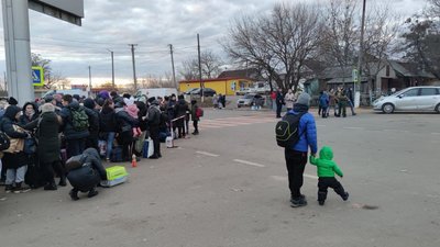 Евакуація та повернення: історії людей, які виїхали та повернулися до України Евакуація та повернення: історії людей, які виїхали та повернулися до України