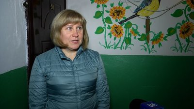 У райцентрі Житомирщини стіни всіх під'їздів п'ятиповерхівки розмалювали малюнками У райцентрі Житомирщини стіни всіх під'їздів п'ятиповерхівки розмалювали малюнками