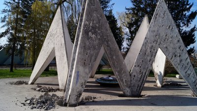 У Дрогобичі на Львівщині розпочали демонтаж радянської символіки "Вічного вогню" У Дрогобичі на Львівщині розпочали демонтаж радянської символіки "Вічного вогню"