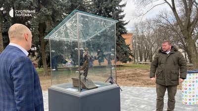 "Тут його буде видно з усіх боків": у Полтаві встановили мініскульптуру Григорію Сковороді