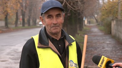 Куди комунальники та містяни дівають зібране опале листя у Луцьку — двірник Ярослав Ралець. Куди комунальники та містяни дівають зібране опале листя у Луцьку — двірник Ярослав Ралець.