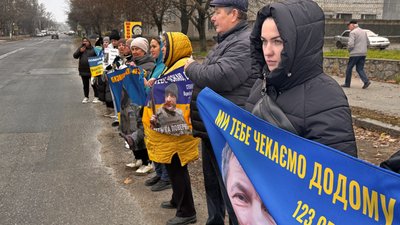 Люди під час акції-нагадування про полонених та зниклих безвісти у Вознесенськ