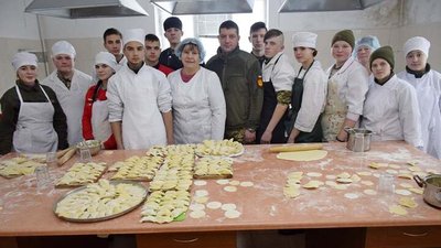 Понад п’ять тисяч вареників наліпили курсанти з Тернопільщини для українських захисників Понад п’ять тисяч вареників наліпили курсанти з Тернопільщини для українських захисників