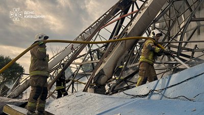 Рятувальники ліквідовують наслідки російської атаки на Київщину