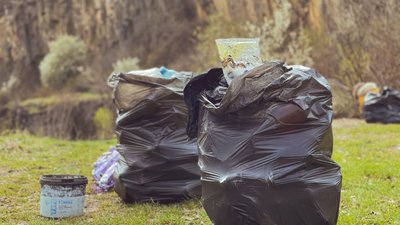 Акцію з прибирання сміття організували волонтери біля ужгородського кар'єру Акцію з прибирання сміття організували волонтери біля ужгородського кар'єру