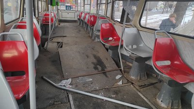 У Харкові трамвай зійшов з рейок та врізався у дерево: що відомо