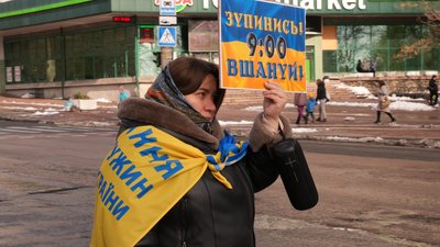 У Миколаєві містяни хвилиною мовчання вшанували загиблих героїв У Миколаєві містяни хвилиною мовчання вшанували загиблих героїв