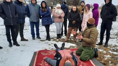 "Не панікуючи, готуйся". На Кіровоградщині охочих вчили стріляти та надавати домедичну допомогу "Не панікуючи, готуйся". На Кіровоградщині охочих вчили стріляти та надавати домедичну допомогу