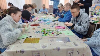"Вони не хворі, вони особливі". У Кропивницькому для молоді з аутизмом влаштували майстерклас