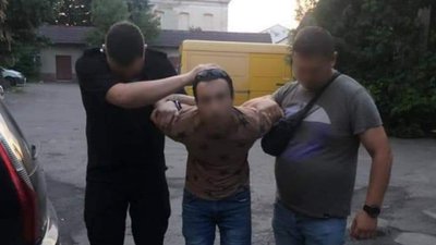 Порізав, замкнув у квартирі та втік: підозрюваного у нападі на дівчину закарпатця взяли під варту