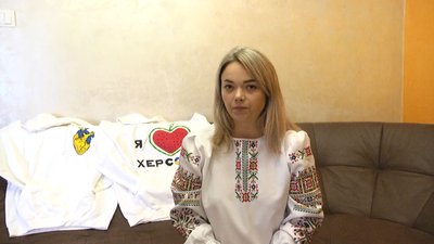 Патріотичні худі від житомирської волонтерки – Ніна Шепетуха розписує і продає одяг, аби підтримати ЗСУ